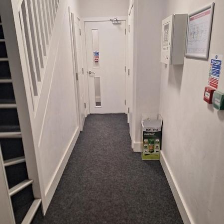 Deluxe Single Room Only For One Adult Northolt  Экстерьер фото
