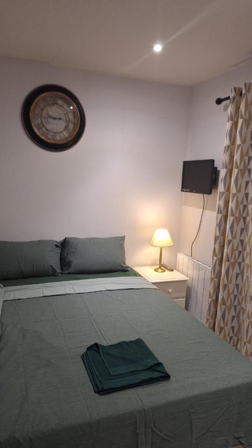 Deluxe Single Room Only For One Adult Northolt  Экстерьер фото