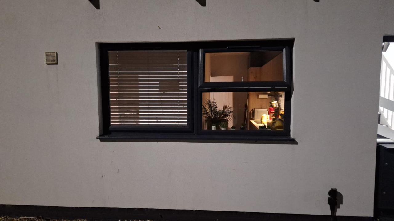 Deluxe Single Room Only For One Adult Northolt  Экстерьер фото